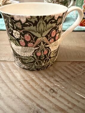 STECHCOL GRACIE STRAWBERRY THEIF WHITE WILLIAM MORRIS Bone China Cylinder Mug